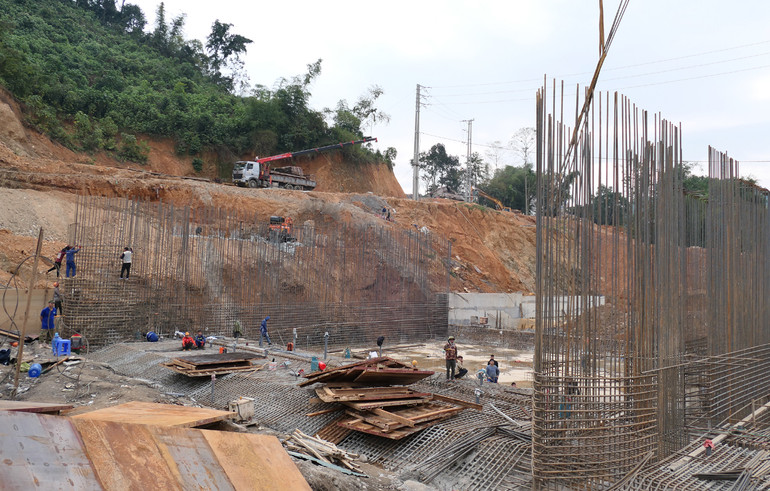 Trong dịp nghỉ Tết dương lịch 2024, hàng trăm cán bộ, công nhân ở lại công trường, hăng say lao động.