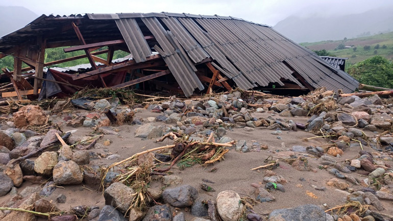 Nhiều nhà dân bị mưa lũ vùi lấp gây thiệt hại nặng về người và tài sản.