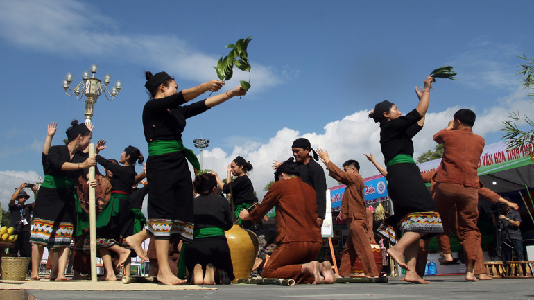 Trích diễn Lễ hội tiếng sấm đầu năm của người Ơ Đu ở Nghệ An.