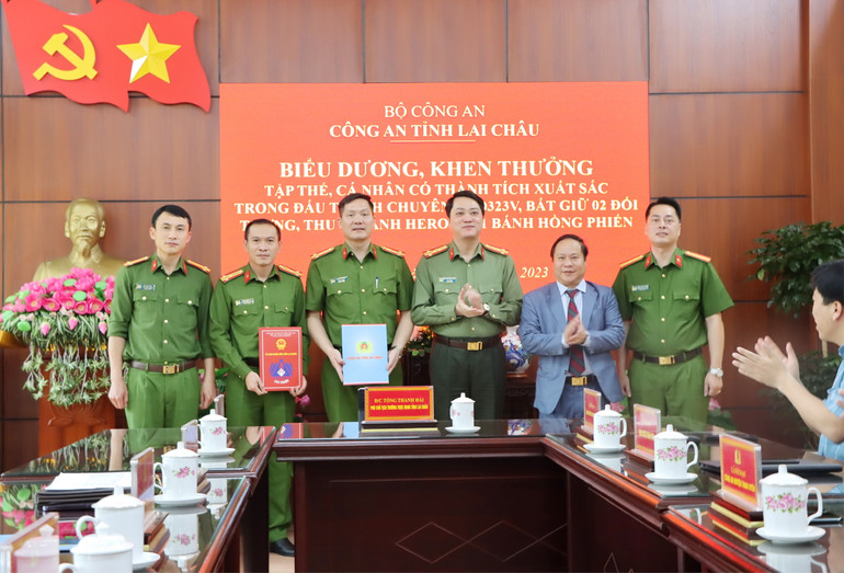 Khen thưởng các đơn vị tham gia đấu tranh chuyên án.