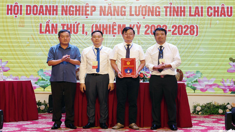 Lãnh đạo tỉnh Lai Châu trao quyết định thành lập Hội doanh nghiệp năng lượng Lai Châu cho Đoàn chủ tịch Hội.