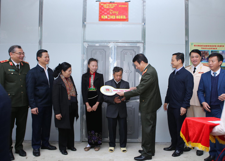 Lãnh đạo Bộ Công an, tỉnh Lai Châu và nhà tài trợ trao nhà cho hộ nghèo. Lãnh đạo Bộ Công an, tỉnh Lai Châu và nhà tài trợ trao nhà cho hộ nghèo.