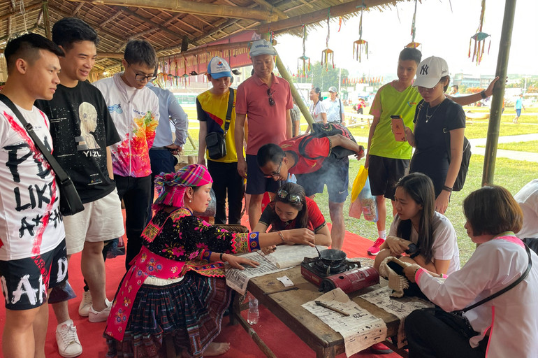 Vận động viên, du khách tham dự Giải Marathon có cơ hội trải nghiệm không gian văn hóa bản địa. Vận động viên, du khách tham dự Giải Marathon có cơ hội trải nghiệm không gian văn hóa bản địa.