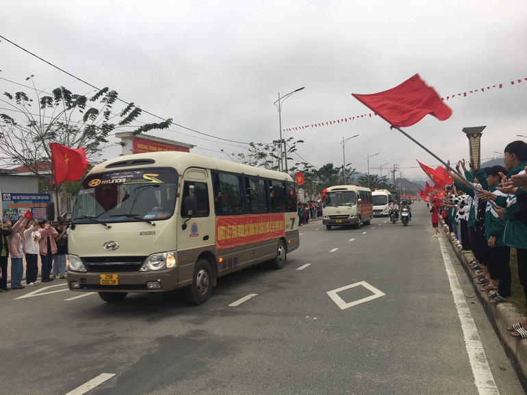 Đông đảo người dân huyện Nậm Nhùn tham gia tiễn tân binh lên đường nhập ngũ.