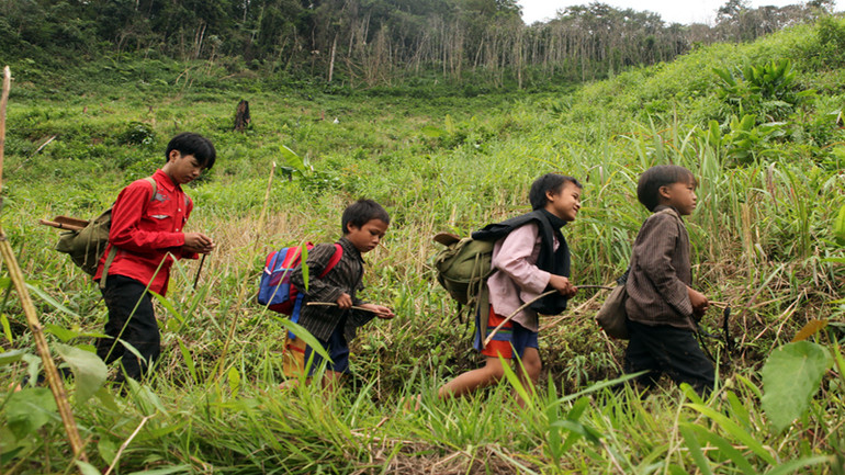 Học trò đi bộ cả ngày đường để đến trường là chuyện thường ngày (Trong ảnh: Học sinh cấp II bản U Pa Tết xã Tà Tổng đi bộ ra trung tâm học năm 2012).