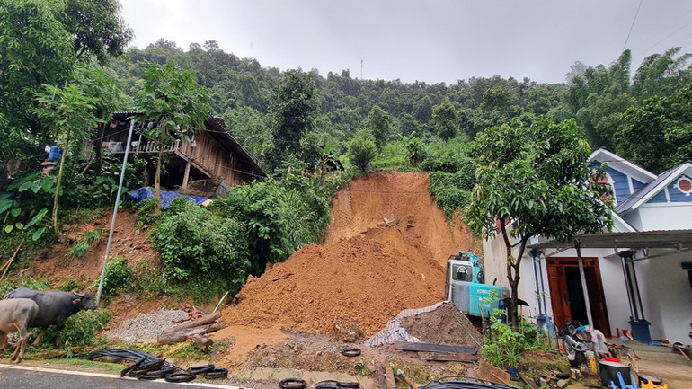 Mưa lũ gây sạt lở đất vào nhà dân ở xã Khoen On.