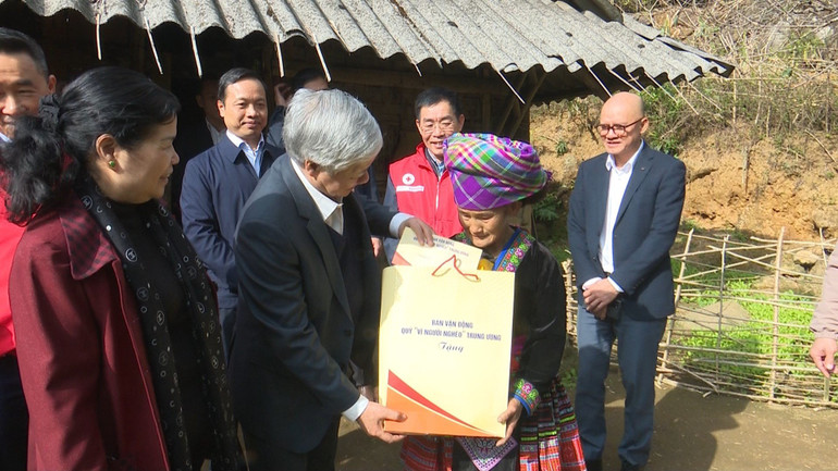 Trao quà cho các hộ nghèo tại xã Giang Ma, huyện Tam Đường, tỉnh Lai Châu. Trao quà cho các hộ nghèo tại xã Giang Ma, huyện Tam Đường, tỉnh Lai Châu.