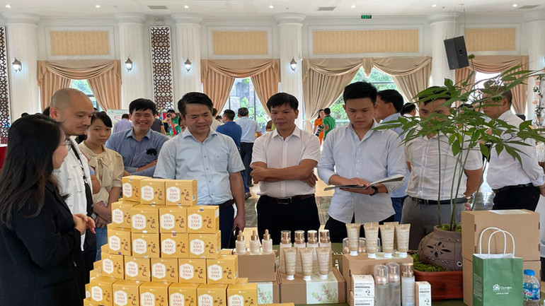 Đại biểu tham quan các sản phẩm nông nghiệp, dược liệu trưng bày tại diễn đàn.