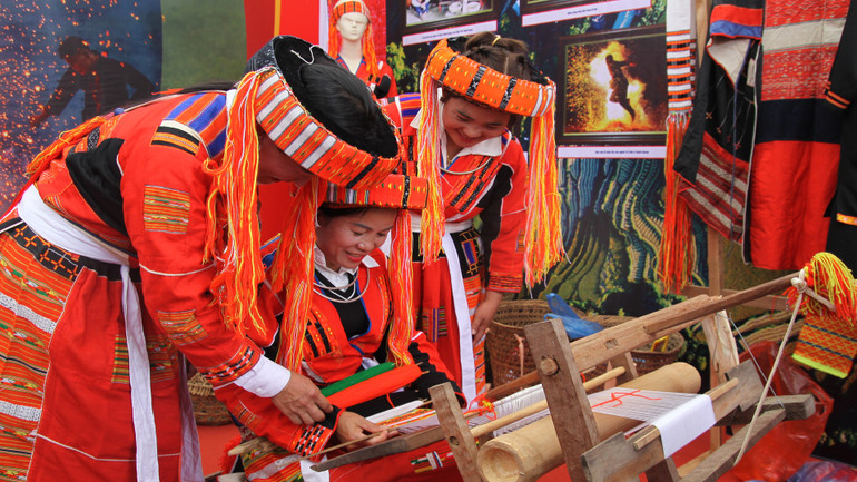 Trình diễn nghề thủ công của đồng bào dân tộc Pà Thẻn.