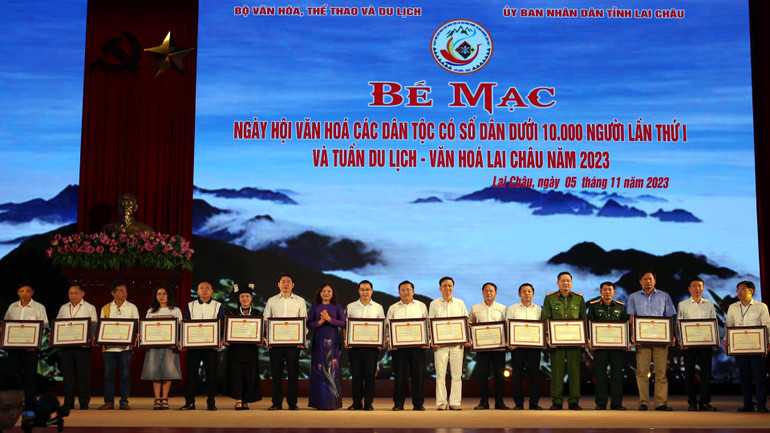 Tặng Bằng khen cho các tập thể, cá nhân có thành tích xuất sắc trong công tác tham mưu, tổ chức Ngày hội.