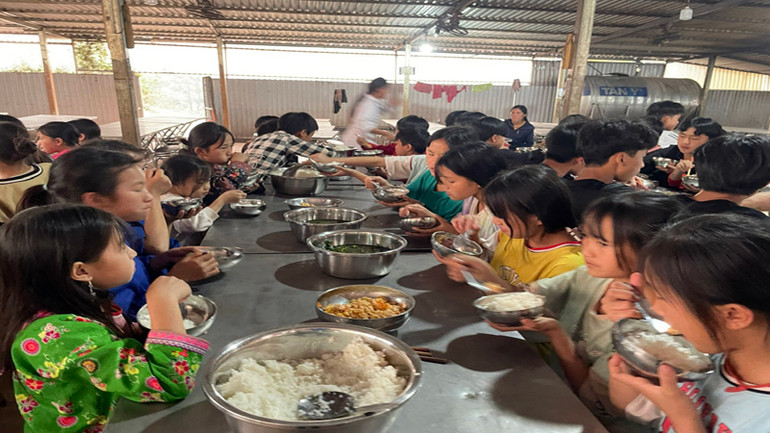 Nhà ăn của Trường phổ thông bán trú tiểu học và trung học cơ sở Nậm Ngà vẫn là nhà tạm.