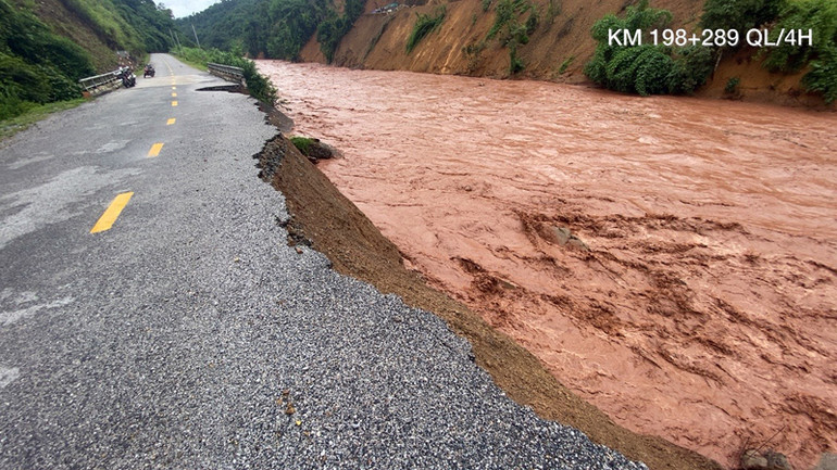 Vị trí sạt lở kéo dài khoảng 50m và chiếm vào mất 1/3 lòng đường quốc lộ.