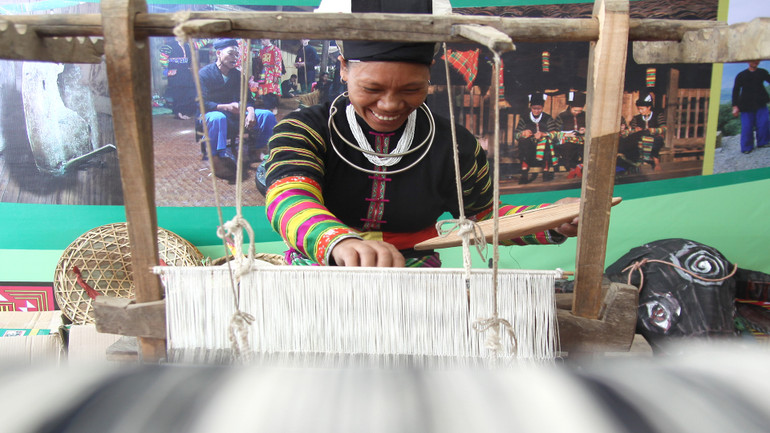 Trình diễn nghề thủ công của đồng bào dân tộc Lô Lô.