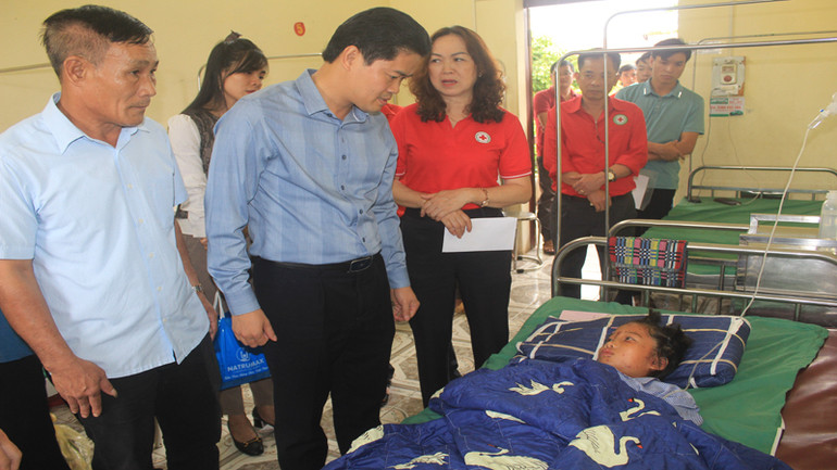 Lãnh đạo tỉnh Lai Châu và nhiều tổ chức, cá nhân thăm, động viên nạn nhân và các gia đình bị thiệt hại do mưa lũ.