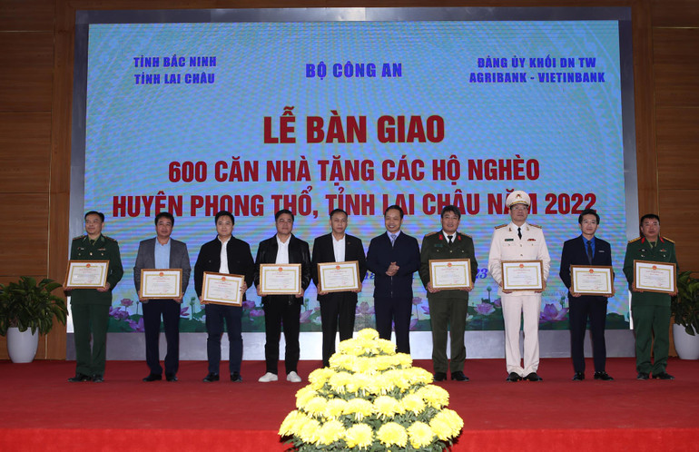 Tặng Bằng khen cho các cá nhân tập thể tiêu biểu xuất sắc trong thực hiện Đề án 645. Tặng Bằng khen cho các cá nhân tập thể tiêu biểu xuất sắc trong thực hiện Đề án 645.