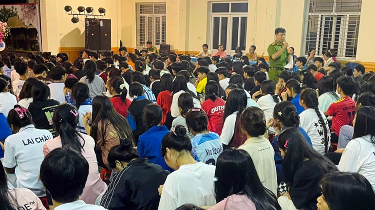 Công an thành phố Lai Châu tổ chức tuyên truyền phổ biến pháp luật tại các trường học trên địa bàn. Công an thành phố Lai Châu tổ chức tuyên truyền phổ biến pháp luật tại các trường học trên địa bàn.