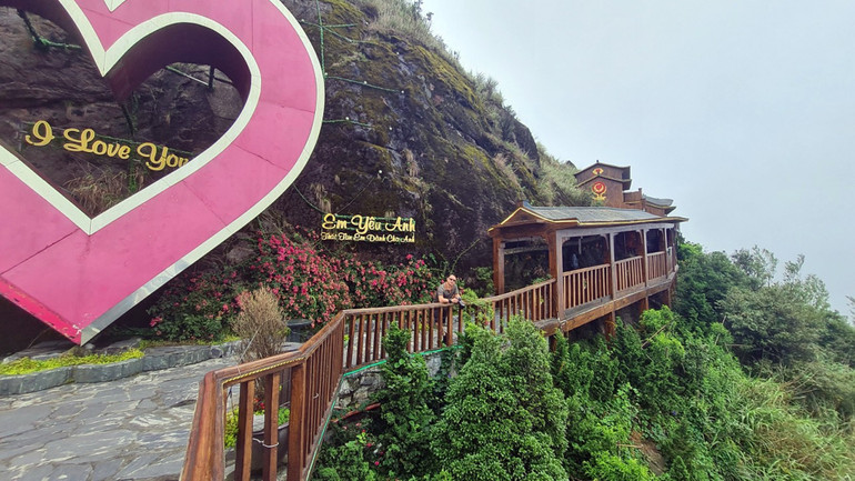 Ngoài các khu du lịch đã vận hành, hiện còn rất nhiều dự án đầu tư vào du lịch tại Lai Châu với số vốn lên đến cả chục tỷ đồng. Ngoài các khu du lịch đã vận hành, hiện còn rất nhiều dự án đầu tư vào du lịch tại Lai Châu với số vốn lên đến cả chục tỷ đồng.