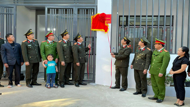 Tặng nhà “Nghĩa tình đồng đội” cho Đại úy Vừ A Di - Phó trưởng Công an xã Khổng Lào, huyện Phong Thổ.