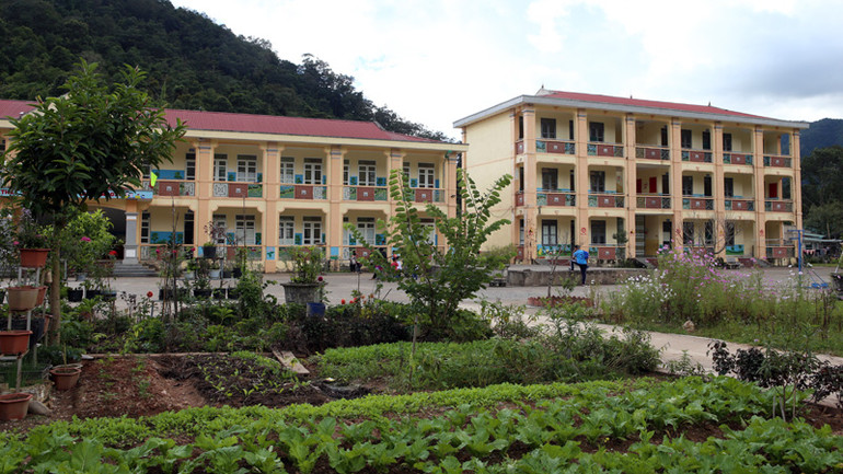 Trường lớp được đầu tư xây dựng khang trang.