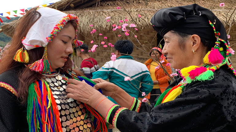 Đặc biệt trong việc bảo tồn, lưu giữ, truyền dạy văn hóa truyền thống, các điệu dân ca, dân vũ, các phong tục, tín ngưỡng, tập quán… của người Si La