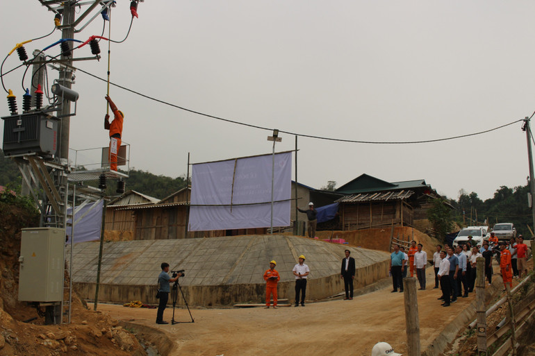 Đóng điện trước sự chứng kiến của cơ quan chức năng và người dân địa phương. Đóng điện trước sự chứng kiến của cơ quan chức năng và người dân địa phương.