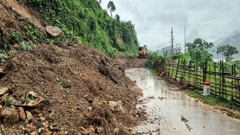 Ban chỉ huy phòng, chống thiên tai và tìm kiếm cứu nạn huyện Than Uyên chỉ đạo các lực lượng khẩn trương ứng phó khắc phục thiệt hại.