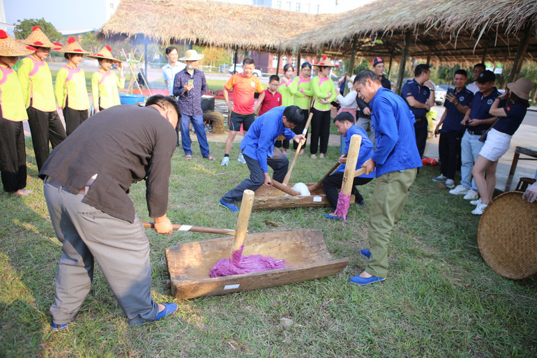 Trình diễn làm bánh dày phục vụ trải nghiệm của vận động viên và du khách. Trình diễn làm bánh dày phục vụ trải nghiệm của vận động viên và du khách.