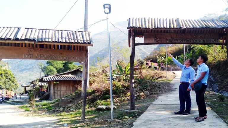 Ở Nậm Manh, cuộc sống người dân có sự thay đổi rất nhiều, điện đã sáng đường quê, bê-tông về đến từng nhà.