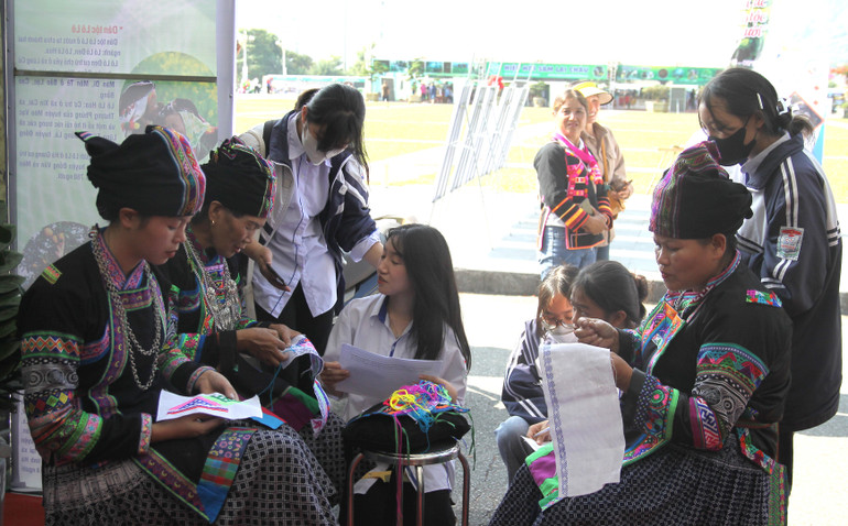 Trình diễn kỹ năng thêu thùa của đồng bào dân tộc Bố Y.