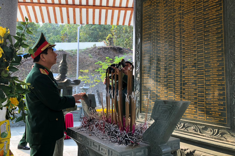 Dâng hương tưởng niệm các Anh hùng liệt sĩ tại bia tưởng niệm xã Ma Ly Pho, huyện Phong Thổ.