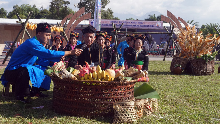 Trích đoạn nghi thức cúng trong Tết Ngô của dân tộc Cống Lai Châu.