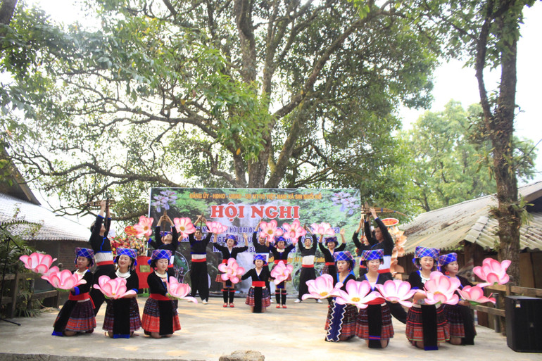 Đội văn nghệ của bản Sin Suối Hồ biểu diễn chào mừng tại buổi lễ.