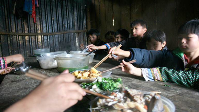 Những bữa cơm bán trú đủ chất giúp các em phát triển cả về thể chất lẫn tinh thần.