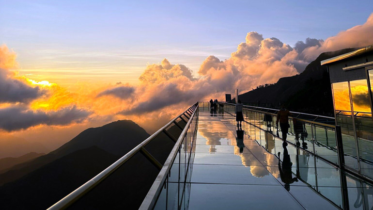 Nhiều du khách ngỡ ngàng trước phong cảnh tuyệt đẹp nơi đây. Nhiều du khách ngỡ ngàng trước phong cảnh tuyệt đẹp nơi đây.