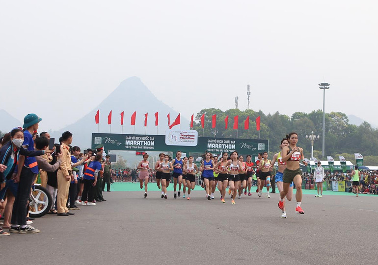 Các vận động viên chuyên nghiệp nữ xuất phát. Các vận động viên chuyên nghiệp nữ xuất phát.