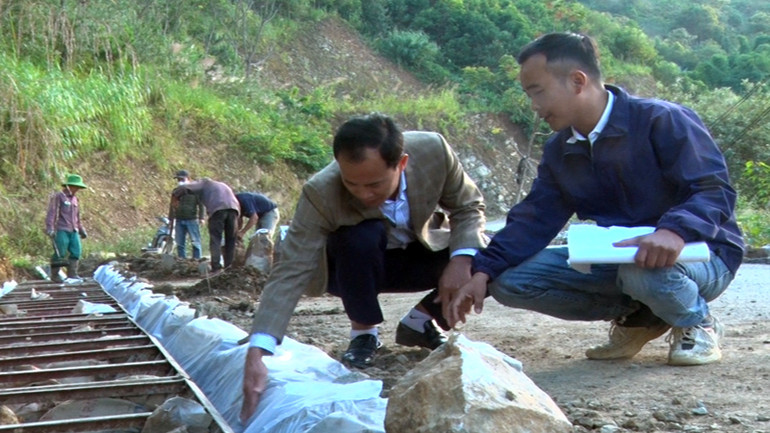 Nhà thầu hoàn thiện các hạng mục phụ trợ để gắn biển công trình chào mừng 20 năm chia tách, tái thành lập tỉnh Lai Châu.