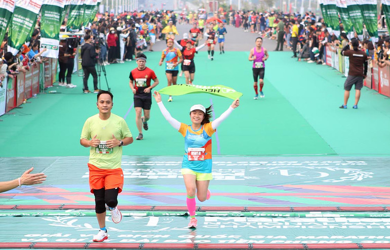 Hơn 4.000 vận động viên chuyên nghiệp và phong trào tham gia Giải. Hơn 4.000 vận động viên chuyên nghiệp và phong trào tham gia Giải.