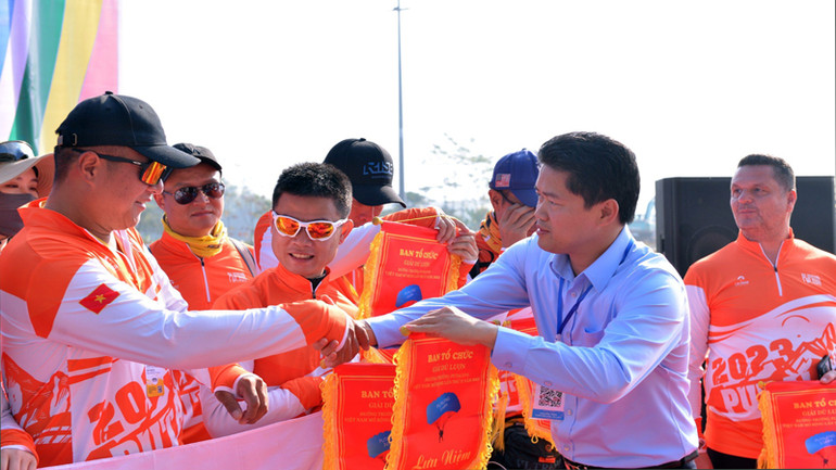 Lãnh đạo tỉnh Lai Châu trao cờ lưu niệm cho các vận động viên.