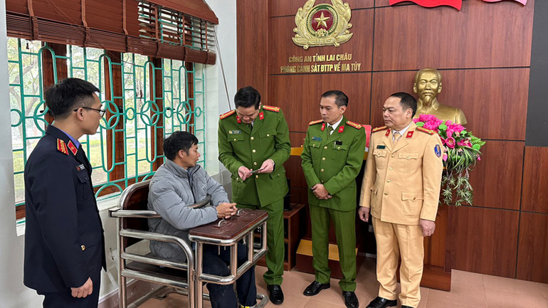 Đối tượng Mình tại cơ quan điều tra. (Ảnh: Công an Lai Châu)