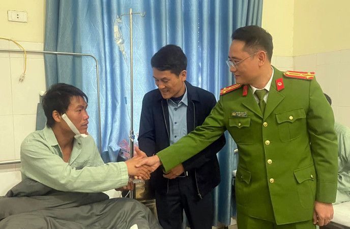 Lực lượng cứu hộ và cơ quan chức năng thăm hỏi nạn nhân.