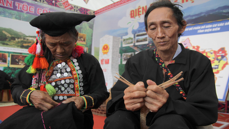 Trình diễn nghề thủ công của dân tộc Si La.