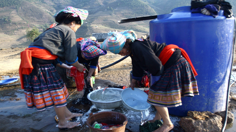 Nước sinh hoạt về bản giải quyết tình trạng thiếu nước vào mùa khô cho đồng bào vùng cao.