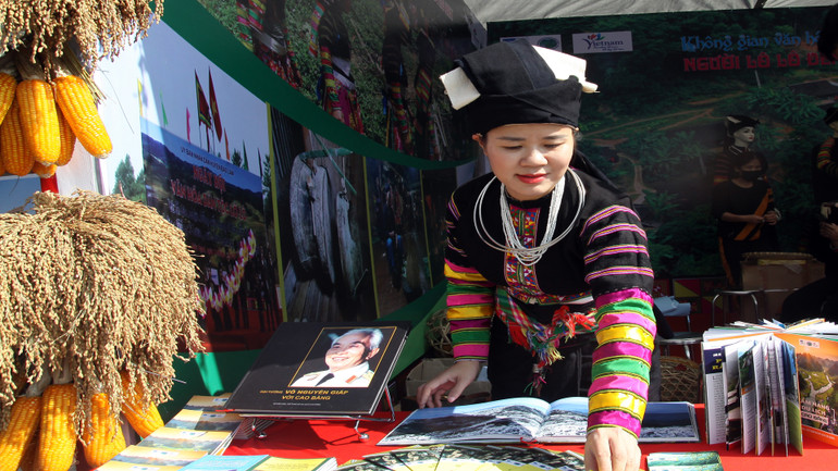 Không gian trưng bày giới thiệu đặc trưng văn hóa cộng đồng thông qua hiện vật: tranh, ảnh, sách, tờ gấp; mô hình của tỉnh Cao Bằng.