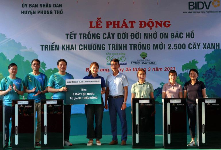 Tặng quà cho các trường học. Tặng quà cho các trường học.