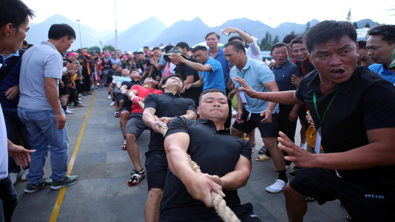 Phần thi kéo co sôi nổi của các đoàn tham gia tại Ngày hội.