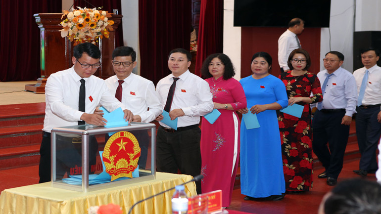 Đồng chí Lê Văn Lương được bầu giữ chức Chủ tịch UBND tỉnh Lai Châu nhiệm kỳ 2021-2026 với số phiếu 45/46 bằng 97,8%.