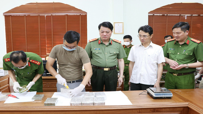 Cơ quan điều tra kiểm tra tang vật của vụ án.