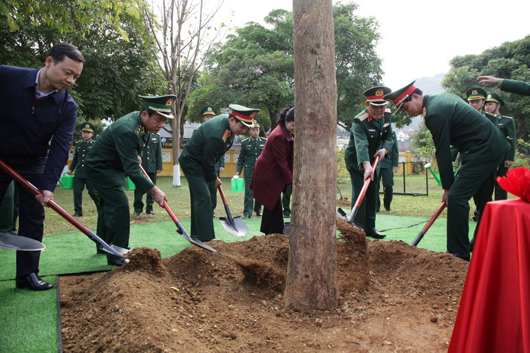 Trồng cây lưu niệm tại Bộ Chỉ huy Bộ đội Biên phòng Lai Châu.