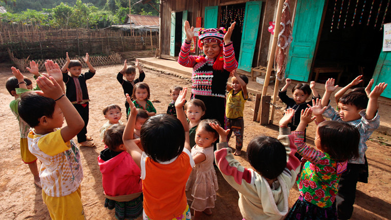 Cô giáo Lý Gió Nu người Nậm Ngà (Tà Tổng) đầu tiên đi làm cô giáo, hiện cô đang dạy ở Trường mầm non Tà Tổng.