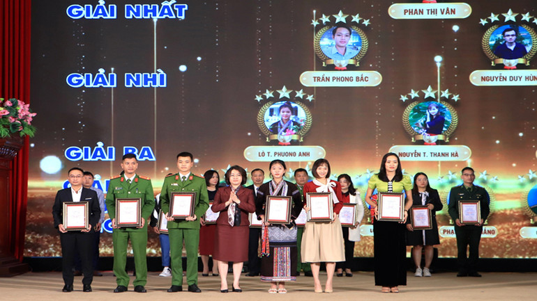 Trao giấy chứng nhận cho các cá nhân đạt giải.
